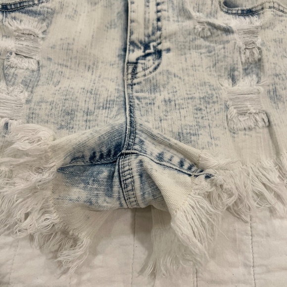 Altar'd State Denim Cloud Wash Distressed Frayed Hem Shorts--Size 28 - Picture 4 of 14